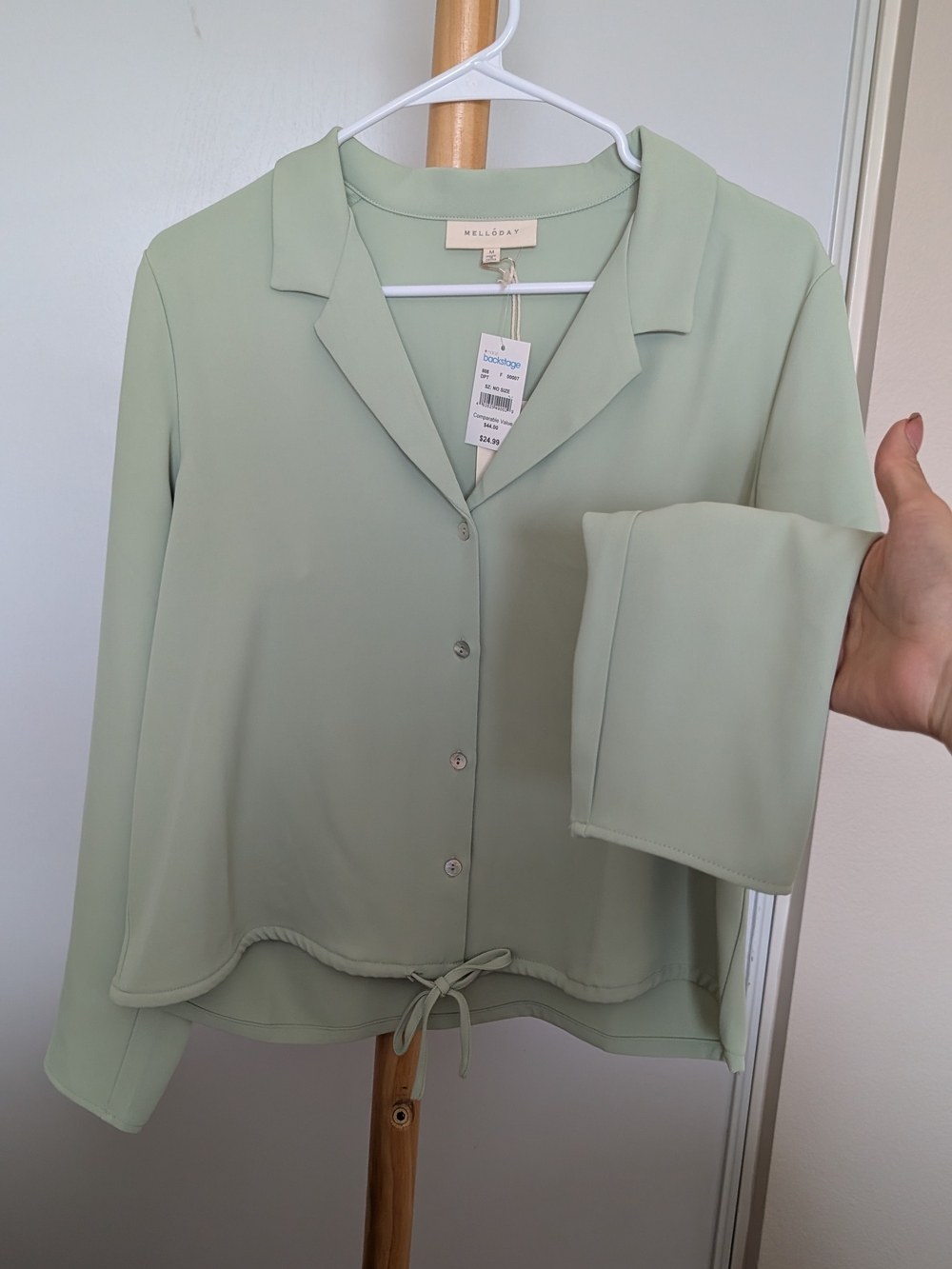 MELLODAY Light Sage Green Button-Front Tie-Hem Shirt - Picture 2 of 4